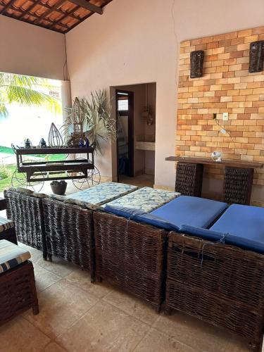 een patio met rieten stoelen en een tafel bij SWEET HOME Águas Belas in Águas Belas