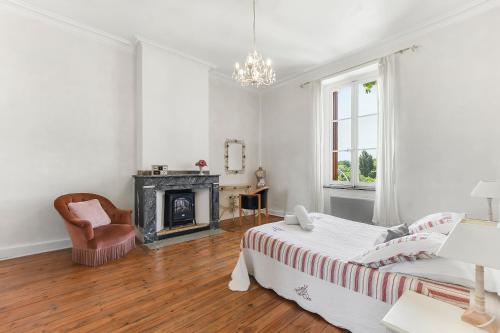 une chambre blanche avec un lit et une cheminée dans l'établissement Les Bellevue Cité à 1km, clim, parking public gratuit, parking privé, wifi - Cité at 1km, Aircon, free public car park, private parking, à Carcassonne