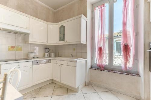 Les Bellevue Cité "4 Apartments, 1 with Garden & Private Parking, Aircon, WiFi, Free Public Car Park, 1 km from Cité"