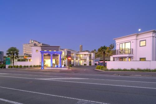 an empty street in a city with buildings at Palazzo Motor Lodge in Nelson