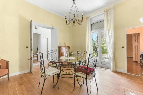 Les Bellevue Cité "4 Apartments, 1 with Garden & Private Parking, Aircon, WiFi, Free Public Car Park, 1 km from Cité"