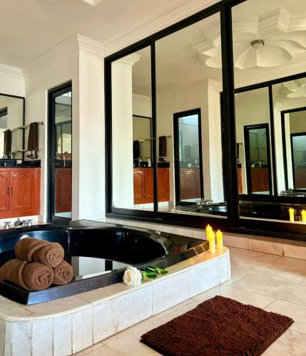 a large bathroom with a tub with large windows at Domus Áurea in Mazatlán