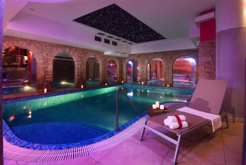 einen Pool in einem Haus mit Pool in der Unterkunft Wellness Hotel Windsor in Špindlerův Mlýn
