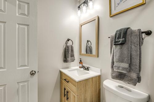 Koupelna v ubytování Cheverly Vacation Rental Less Than 9 Mi Washington, DC!