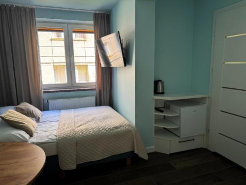a small bedroom with a bed and a window at Pokoje Gościnne u Małgosi in Mielno