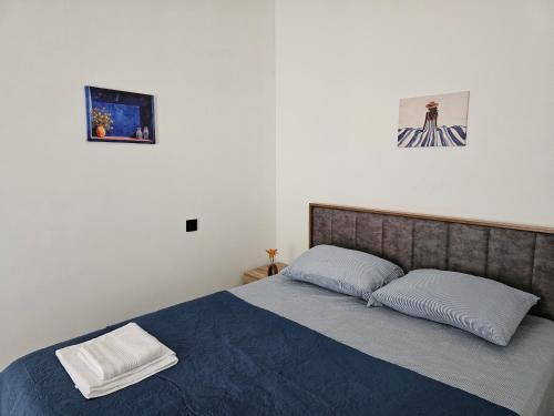バトゥミにあるBatumi Seaside Apartmentのベッドルーム1室(ベッド1台、枕2つ付)