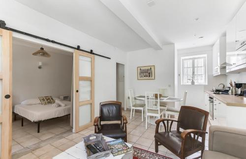 un salon avec un lit et une cuisine dans l'établissement Bellevue Cité Chez Jean - vue directe Cité, Cité à 200m, clim, parking public gratuit à 200m, WIFI - Direct view Cité, 200m to Cité, Aircon, free public car park 200m, WIFI, à Carcassonne