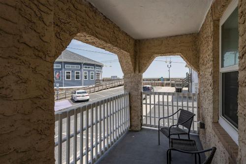 Balkón nebo terasa v ubytování Luxury 1-Bedroom in Seaside Heights Perfect Location on the boardwalk, watch the waves from the porch!