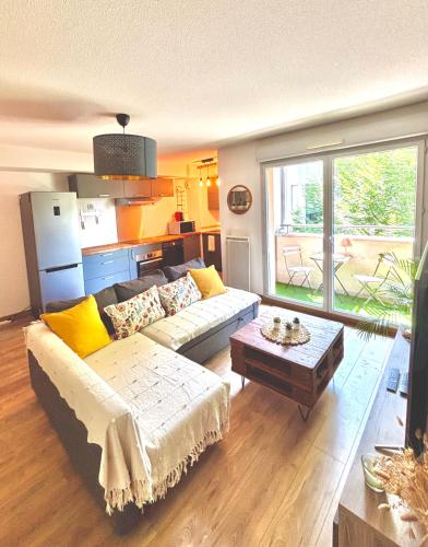 un salon avec un canapé et une table dans l'établissement Séjour confort à Toulouse, à Toulouse