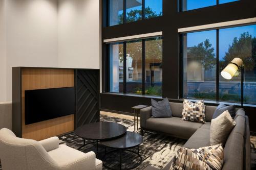 a living room with a couch and a tv at TownePlace Suites by Marriott San Jose Downtown in San Jose
