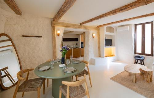 a dining room with a green table and chairs at CASA ANANTA Appartements bien-être aux portes du Verdon Refuge slow Life et sensoriel jusqu à 12 pers in La Garde