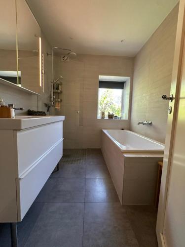 Un baño de Cozy apartment with amazing view and location