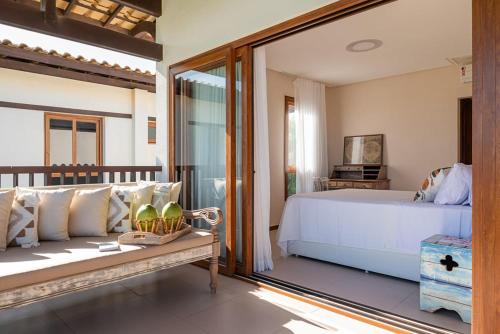イタシミリンにあるBali Bahia 202 Frente ao mar Itacimirimの大きな白いベッドと窓のある寝室
