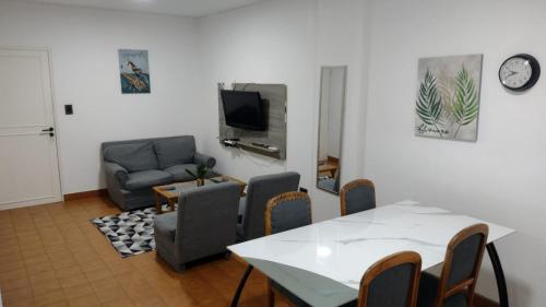 Телевизор и/или развлекательный центр в Departamento Centrico cerca de costanera
