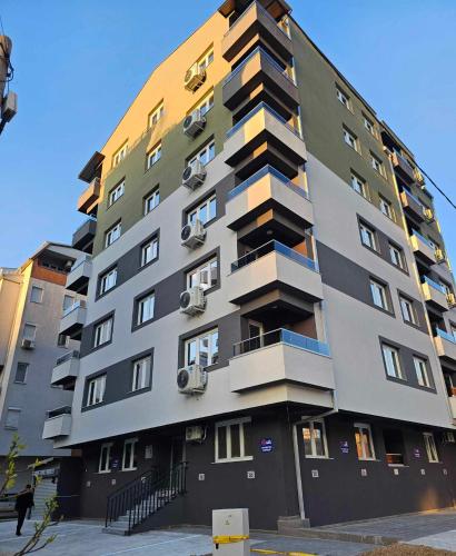 un edificio alto con balconi sui lati di ST Central Home a Skopje