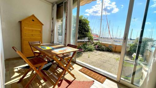 d'une table et de chaises sur un balcon avec vue sur le port. dans l'établissement T2 cosy vue sur le port de plaisance, à Frontignan