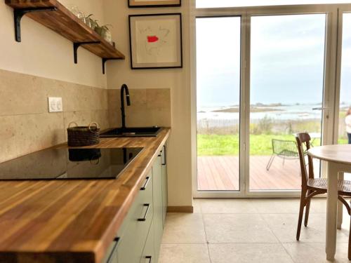 Η κουζίνα ή μικρή κουζίνα στο magnifique appartement - vue mer