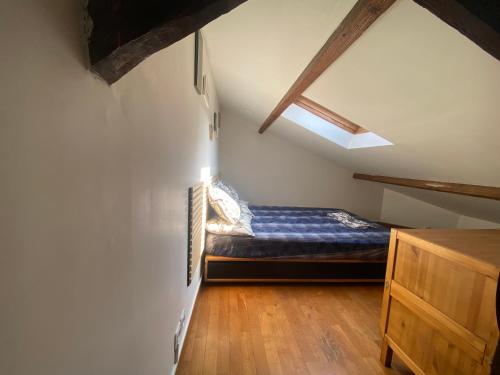 une petite chambre avec un lit dans un grenier dans l'établissement Angel azur, à Nice