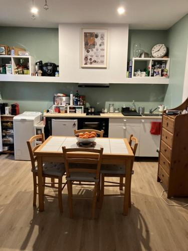 - une cuisine avec une table, des chaises, une table et un comptoir dans l'établissement Appartement avec terrasse plein soleil Marseille, à Marseille