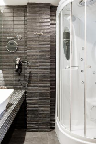 Un baño de Elysion Hotel