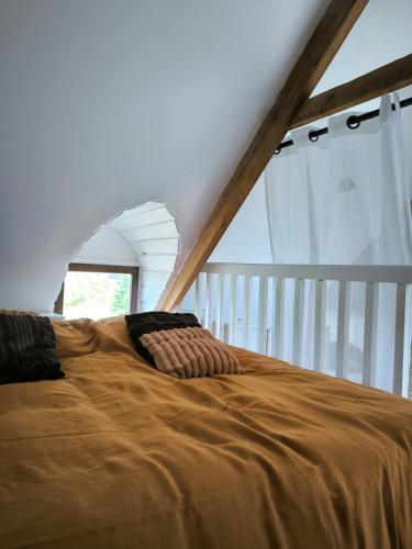 un lit avec deux oreillers dessus dans une chambre dans l'établissement La maisonnette entre terre et mer, à Lanloup