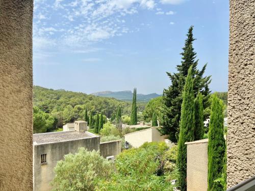 - une vue sur un village avec des arbres et des bâtiments dans l'établissement Villa Baux'Nheur, Vue Alpilles, Calme, CLIM, 9 personnes, aux Baux-de-Provence