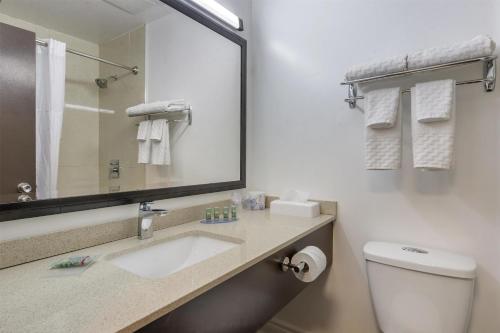 Koupelna v ubytování SureStay Hotel by Best Western Kemptville