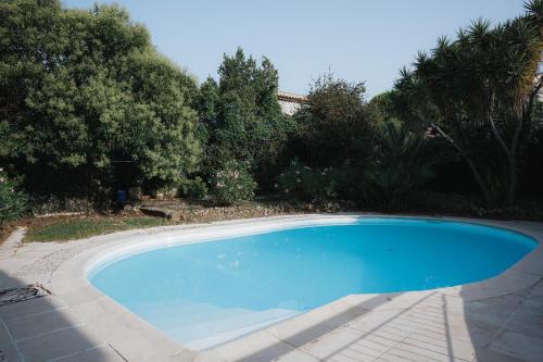 Una gran piscina azul en un patio. en POOL and GARDEN, en Antibes