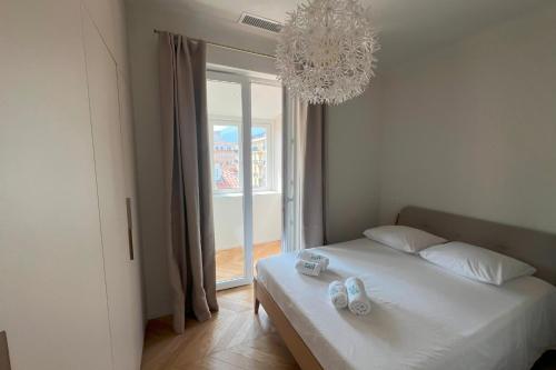 une chambre avec un lit et un lustre dans l'établissement Pierrine - Spacious and Luminous Premium Apartment, à Ajaccio