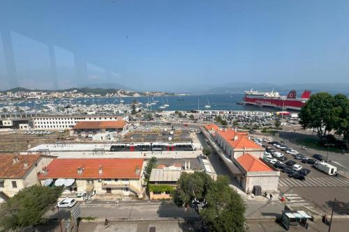 une vue aérienne d'une ville avec un port dans l'établissement Pierrine - Spacious and Luminous Premium Apartment, à Ajaccio