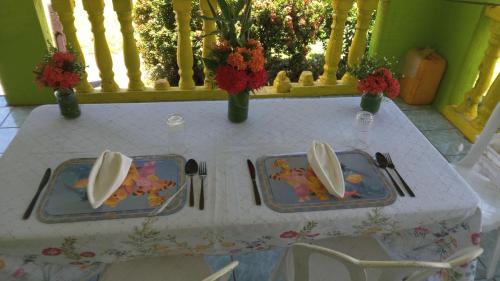 una mesa con dos platos y utensilios. en Emma's Homestay Explorer, en Taveuni