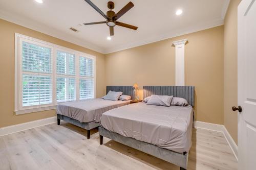 Giường trong phòng chung tại Game Room and Patio Luxe Retreat Near Lake Norman!
