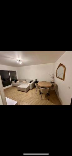 Photo de la galerie de l'établissement Modern Apartment with Terrace 15 min from Paris Appartement moderne et neuf avec terrasse à 15 min de Paris, à Valenton