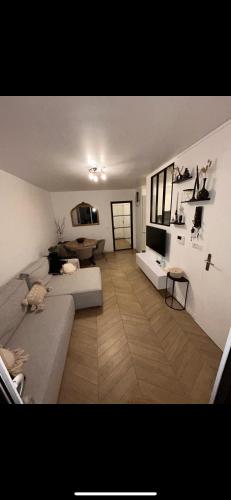 Photo de la galerie de l'établissement Modern Apartment with Terrace 15 min from Paris Appartement moderne et neuf avec terrasse à 15 min de Paris, à Valenton