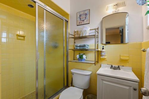 Ένα μπάνιο στο Cozy Studio in Hollywood FL - Pet Friendly Parking