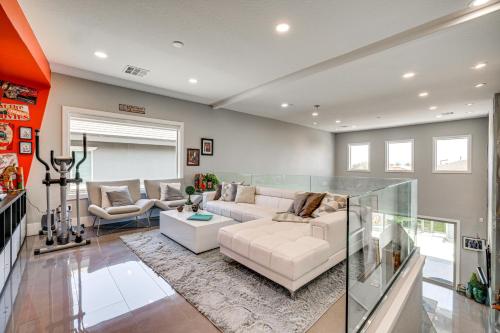 Gallery image of Summerlin Luxury-Modern Home with Pool and Cabana! in Las Vegas