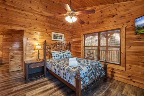 een slaapkamer met een bed en een plafondventilator bij Majestic Views Holiday home in Gatlinburg