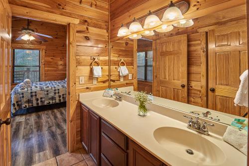 een badkamer met twee wastafels en een grote spiegel bij Majestic Views Holiday home in Gatlinburg