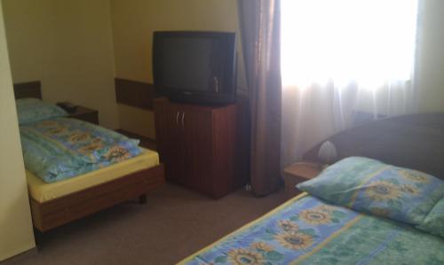 Ένα ή περισσότερα κρεβάτια σε δωμάτιο στο Hotel Pod Dębami