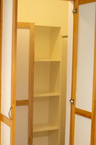 a cupboard in a bathroom with a door open at Departamento Mamá Inés in Esquel