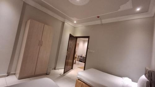Кровать или кровати в номере Yellow Rose Taif Hotel Apartments
