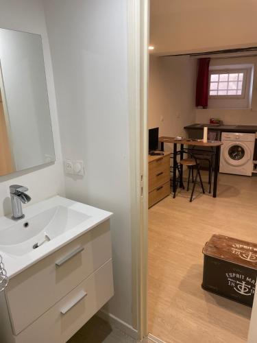 Il comprend une cuisine et une salle de bains blanche pourvue d'un lavabo. dans l'établissement Studio Vieux Nice, à Nice