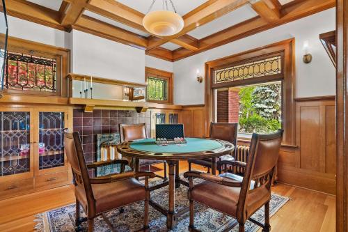 comedor con mesa, sillas y ordenador portátil en Historic Treend Residence in the heart of Mission Calgary, en Calgary