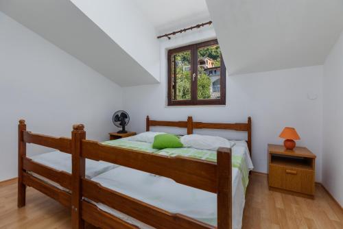 Postel nebo postele na pokoji v ubytování Apartments by the sea Pisak, Omis - 22946