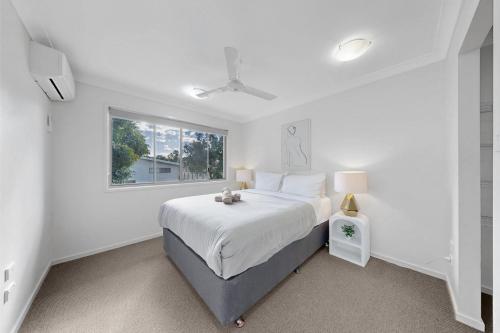 北湖Modern Homely Townhouse with Pool Access & Free WIFI的一间带床和窗户的白色卧室