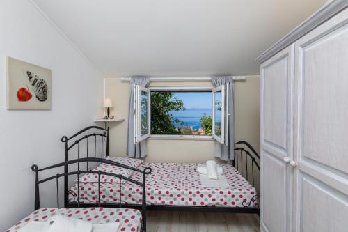 Family friendly house with a swimming pool Makarska - 23571