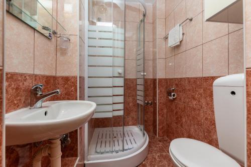 Family friendly house with a swimming pool Makarska - 23571