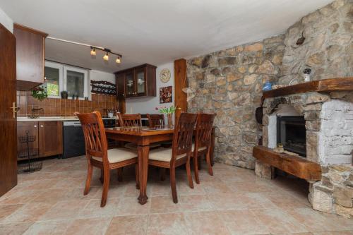 Family friendly house with a swimming pool Makarska - 23571