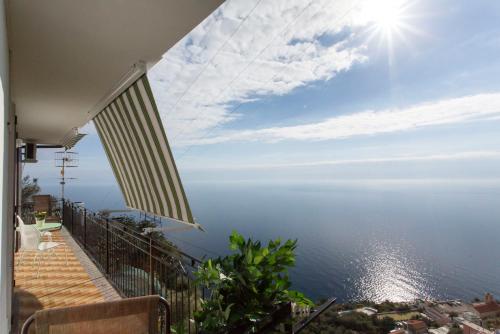 フローレにあるCasa Luisaの家のバルコニーから海の景色を望めます。