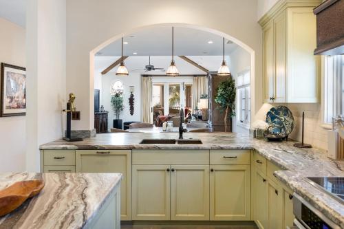 Köök või kööginurk majutusasutuses 100 Guests Blackthorn: Sister Smokies Homes Luxury Mountain Retreat